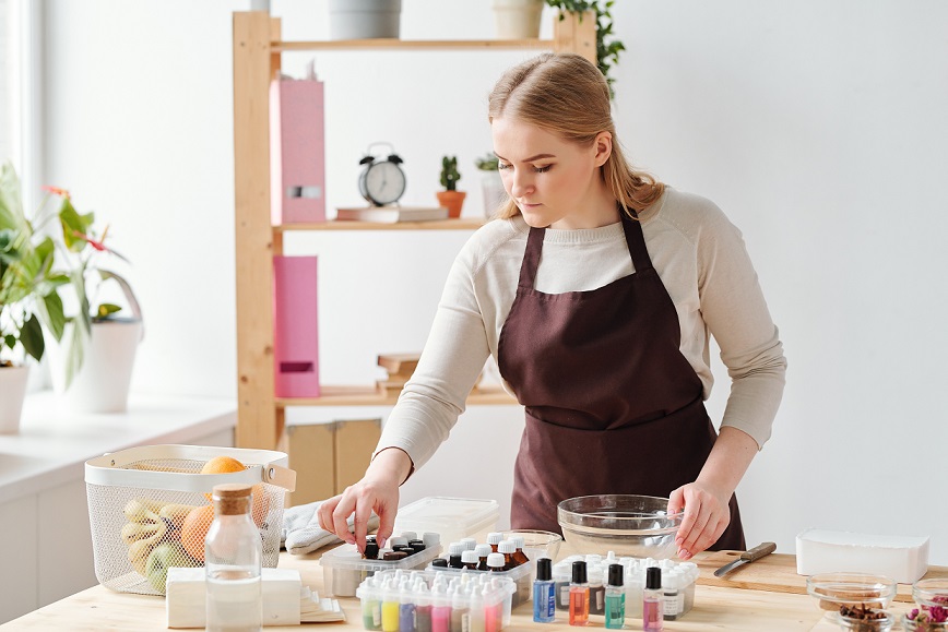 blending and mixing essential oils for cold process soap recipes