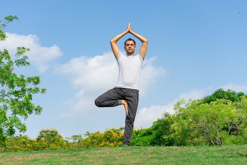 tree yoga pose for hockey players